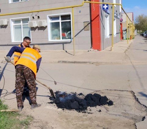 Как мы сообщали ранее, администрация города получила 30 тонн материала для оперативного ямочного ремонта дорог местного значения