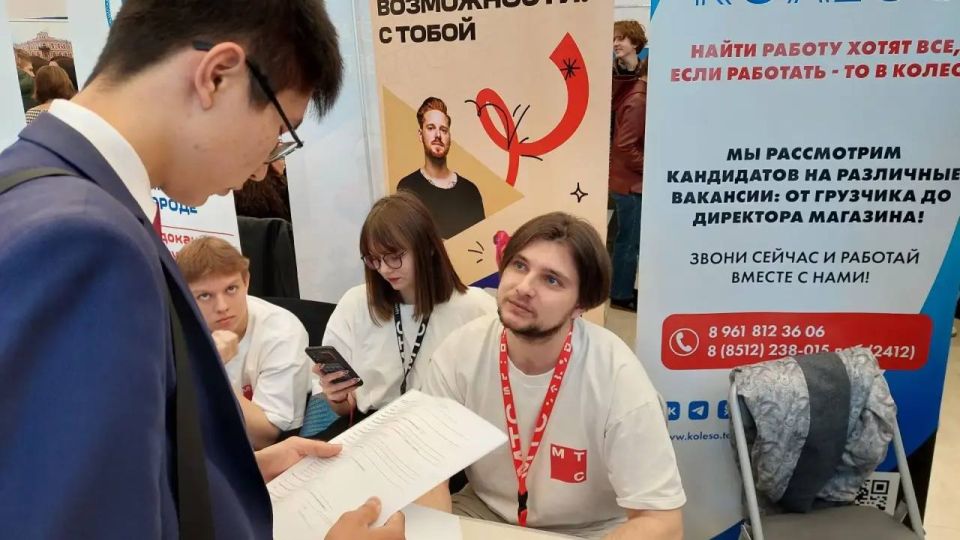 Почти 4000 астраханцев посетили региональный этап Всероссийской ярмарки трудоустройства «Работа России. Время возможностей»