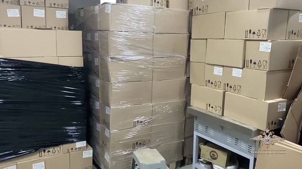 Ирина Волк: В Смоленской области мои коллеги изъяли из незаконного оборота 27 тысяч банок с псевдосахалинской красной икрой и икрой щуки якобы из Астрахани