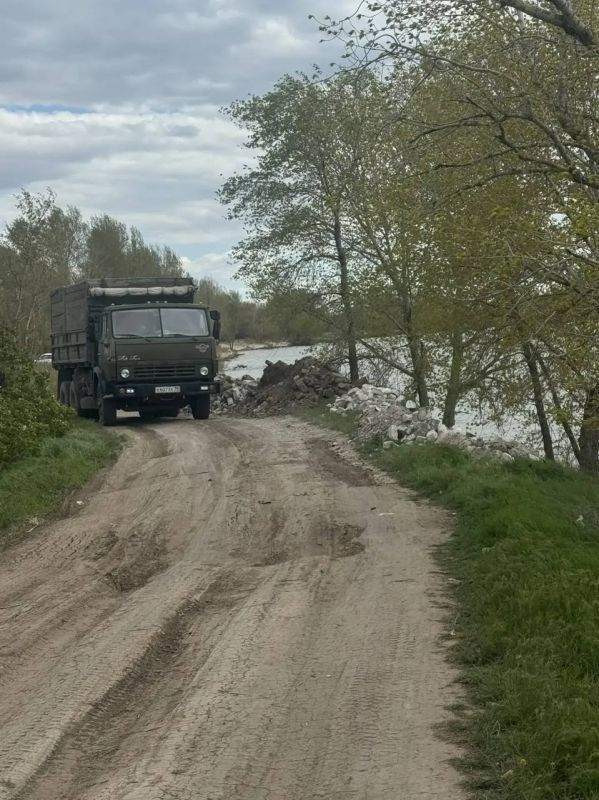 В ходе проведения противопаводковых мероприятий сегодня были продолжены работы по укреплению и восстановлению водооградительного вала на улице Лесхозная
