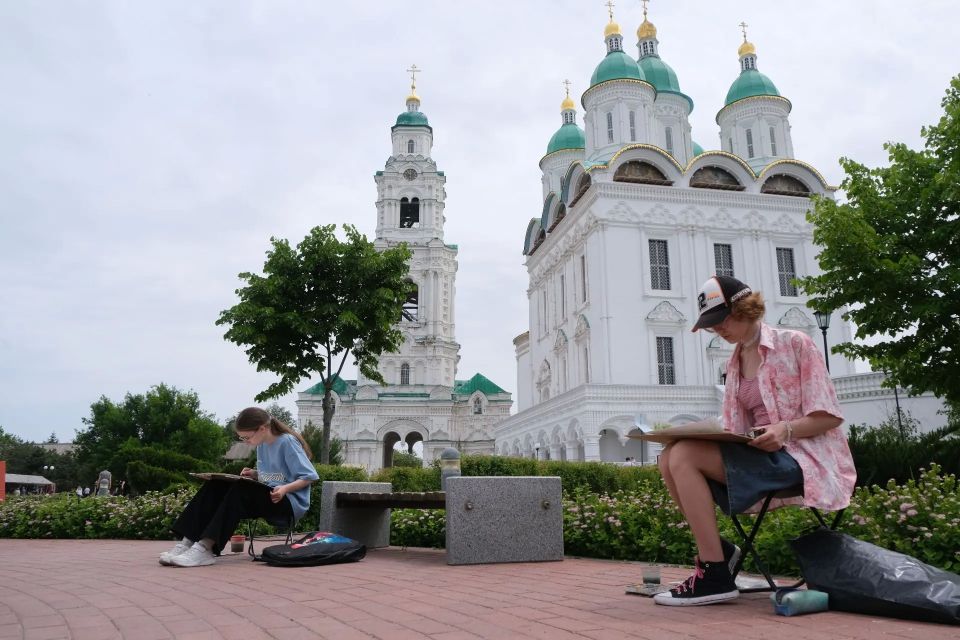 Около 260 юных астраханских художников приняли участие в городском конкурсе пленэрных работ Около 260 юных астраханских художников приняли участие в городском конкурсе пленэрных работ
