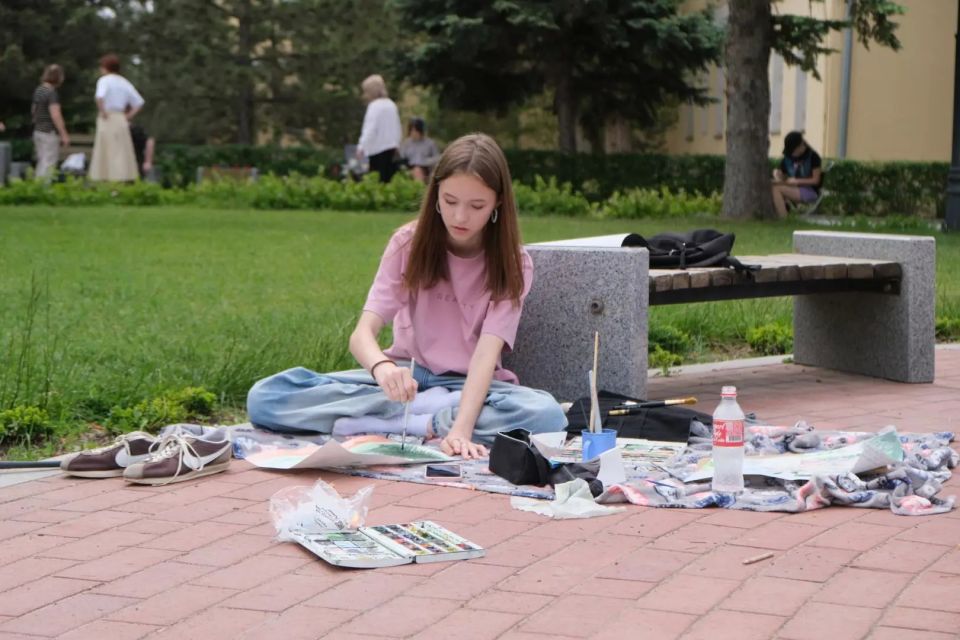 Около 260 юных астраханских художников приняли участие в городском конкурсе пленэрных работ Около 260 юных астраханских художников приняли участие в городском конкурсе пленэрных работ