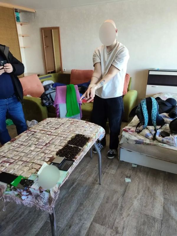 В Астрахани сотрудники ФСБ пресекли межрегиональный канал поставок наркотиков в особо крупном размере В Астрахани сотрудники ФСБ пресекли межрегиональный канал поставок наркотиков в особо крупном размере