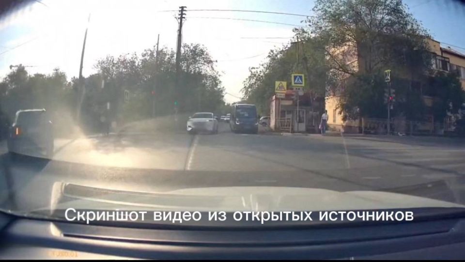 В ходе мониторинга ресурсов сети Интернет полицейскими выявлена публикация, на которой видно, как неизвестный водитель, управляя общественным транспортом нарушает Правила дорожного движения