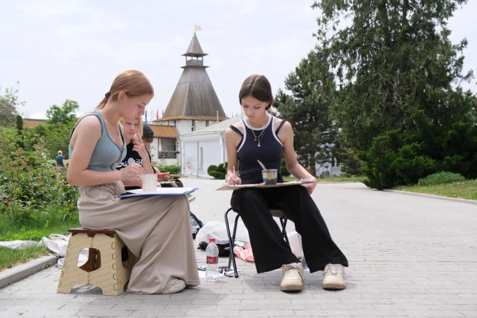 Около 260 юных астраханских художников приняли участие в городском конкурсе пленэрных работ Около 260 юных астраханских художников приняли участие в городском конкурсе пленэрных работ