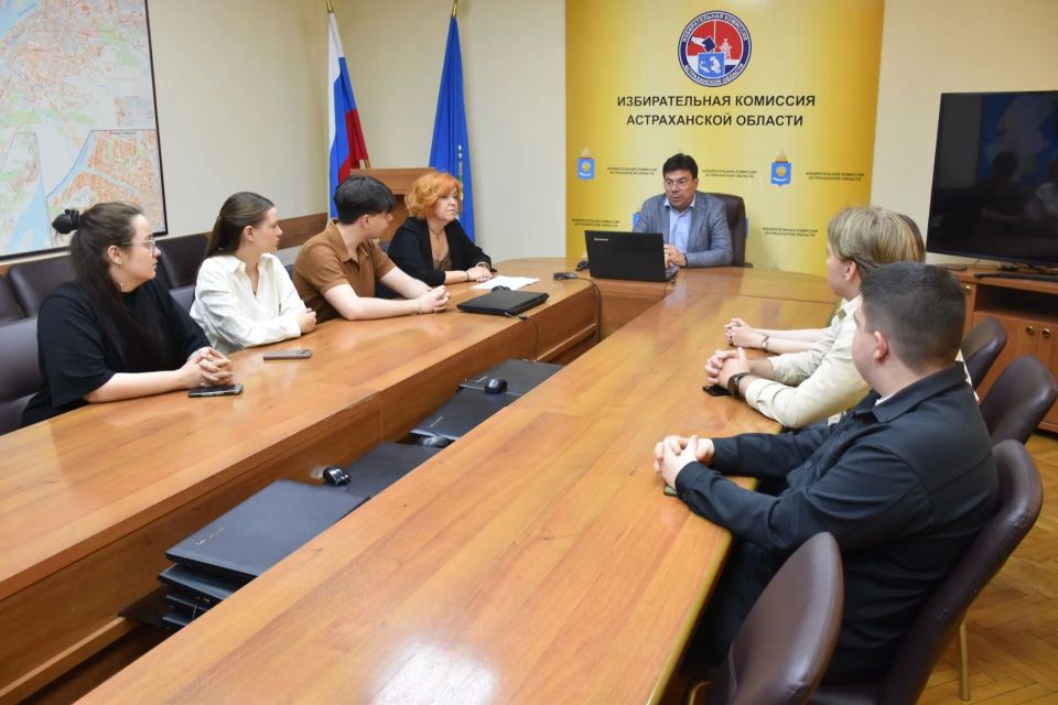 Председатель избирательной комиссии региона Владимир Золотокопов встретился с Молодежным избиркомом Астраханской области