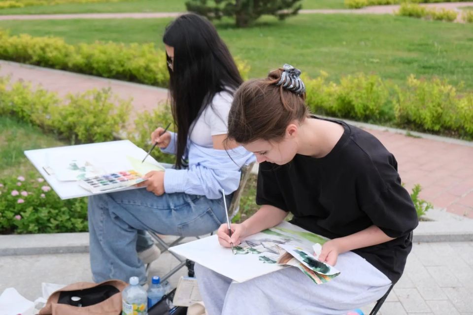 Около 260 юных астраханских художников приняли участие в городском конкурсе пленэрных работ Около 260 юных астраханских художников приняли участие в городском конкурсе пленэрных работ