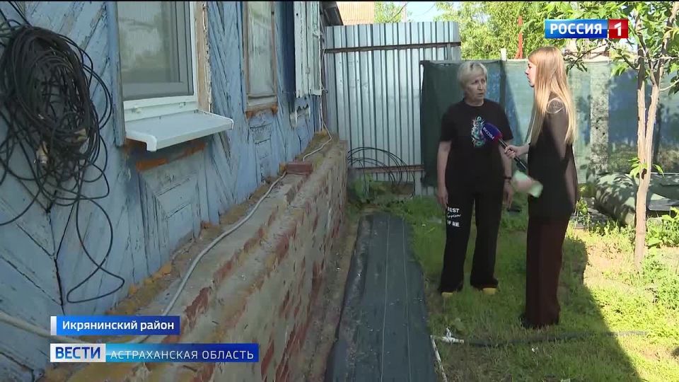 Астраханка пытается спасти затапливаемый участок своими силами