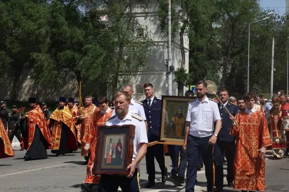 В Астрахани в День славянской письменности и культуры прошел Крестный ход В Астрахани в День славянской письменности и культуры прошел Крестный ход