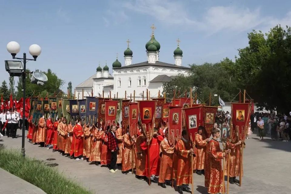 В Астрахани в День славянской письменности и культуры прошел Крестный ход В Астрахани в День славянской письменности и культуры прошел Крестный ход