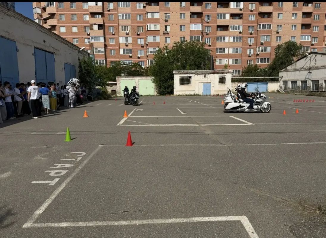 За безопасность на дорогах: Госавтоинспекция города организовала мотоурок для студентов За безопасность на дорогах: Госавтоинспекция города организовала мотоурок для студентов