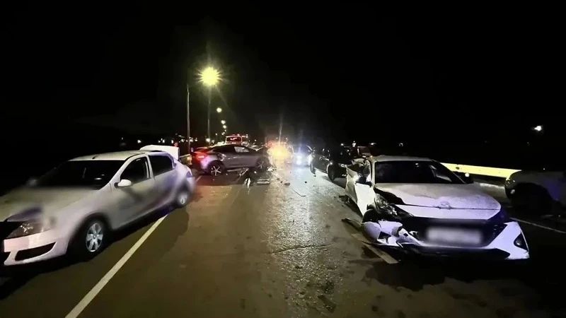 В Астрахани в тройном ДТП пострадали два человека В Астрахани в тройном ДТП пострадали два человека