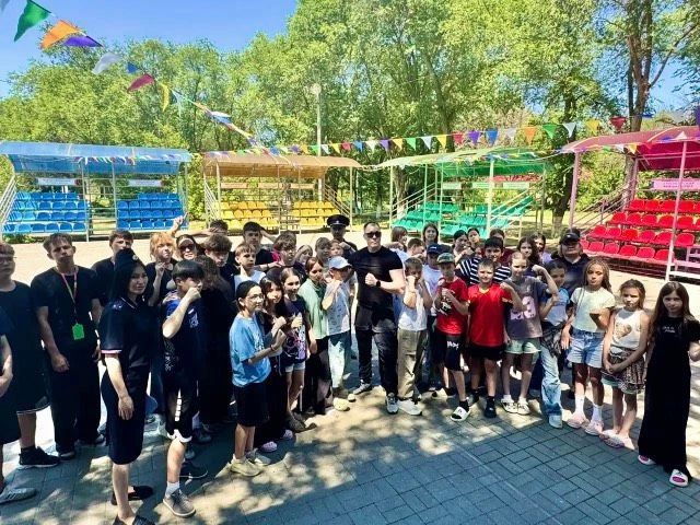 В Астрахани транспортные полицейские и железнодорожники провели для школьников интерактивный урок безопасности