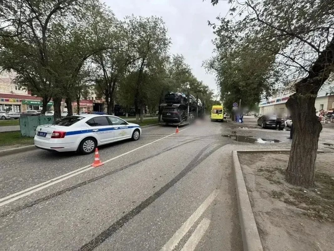 В Астрахани женщина погибла под колёсами грузовика В Астрахани женщина погибла под колёсами грузовика