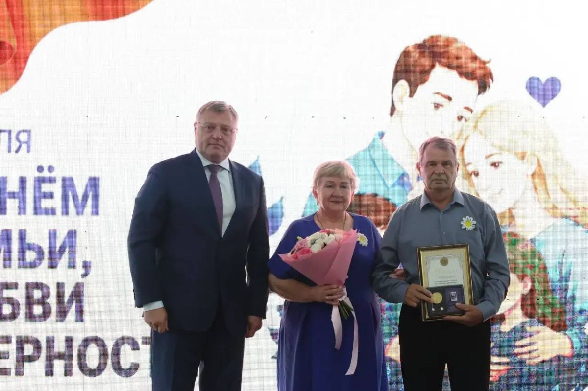 Игорь Бабушкин вручил медали «За любовь и верность» 17 астраханским семьям Игорь Бабушкин вручил медали «За любовь и верность» 17 астраханским семьям