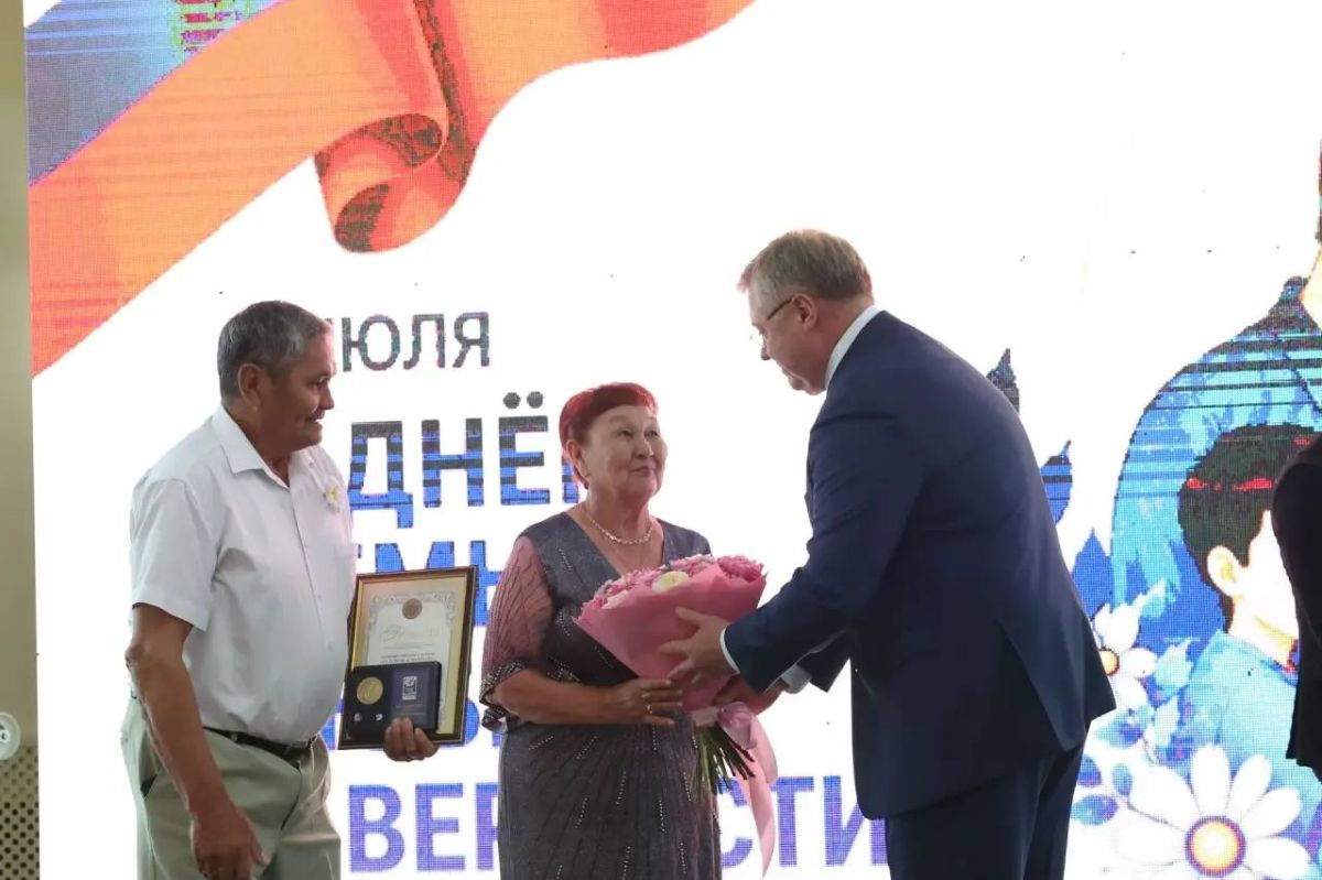 Игорь Бабушкин вручил медали «За любовь и верность» 17 астраханским семьям Игорь Бабушкин вручил медали «За любовь и верность» 17 астраханским семьям