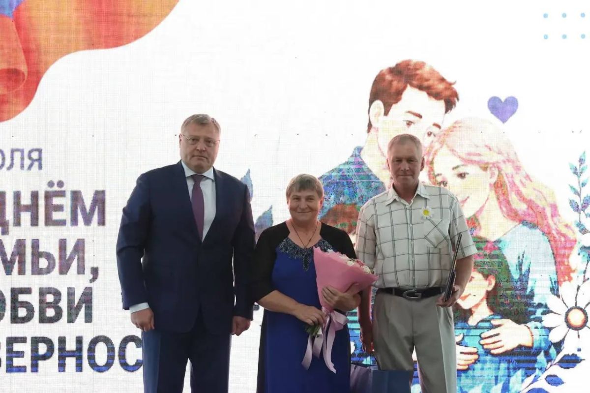 Игорь Бабушкин вручил медали «За любовь и верность» 17 астраханским семьям Игорь Бабушкин вручил медали «За любовь и верность» 17 астраханским семьям