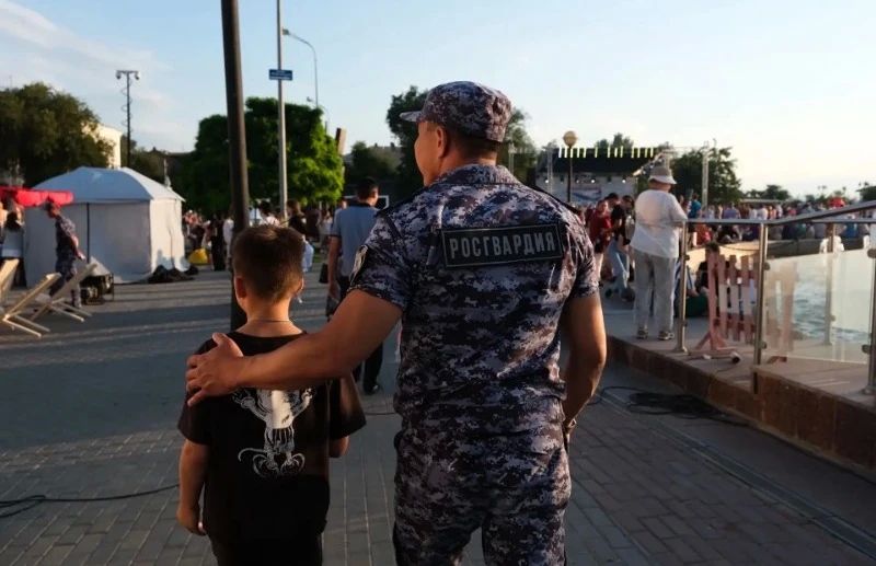 Росгвардеец помог потерявшемуся в центре Астрахани мальчику Росгвардеец помог потерявшемуся в центре Астрахани мальчику