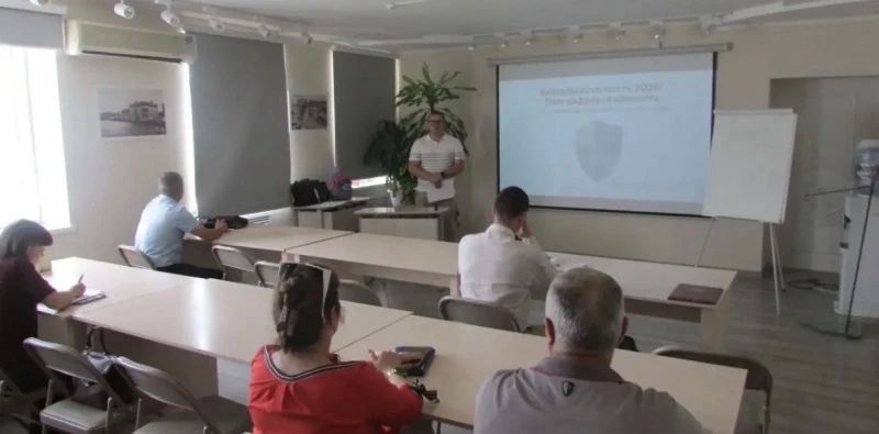 Представители регионального полицейского ведомства совместно с Общественным советом при УМВД России по Астраханской области провели обучение госслужащих по вопросам безопасности Представители регионального полицейского ведомства совместно с Общественным советом при УМВД России по Астраханской области провели обучение госслужащих по вопросам безопасности