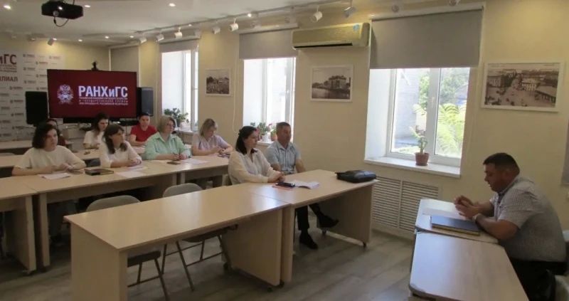 Представители регионального полицейского ведомства совместно с Общественным советом при УМВД России по Астраханской области провели обучение госслужащих по вопросам безопасности Представители регионального полицейского ведомства совместно с Общественным советом при УМВД России по Астраханской области провели обучение госслужащих по вопросам безопасности