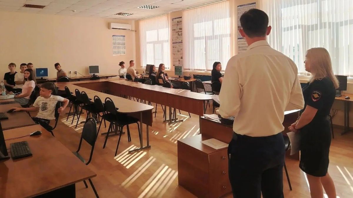 Безопасность на железной дороге и цифровые госуслуги: автоинспекторы Ахтубинского района провели встречу с курсантами ДОСААФ Безопасность на железной дороге и цифровые госуслуги: автоинспекторы Ахтубинского района провели встречу с курсантами ДОСААФ