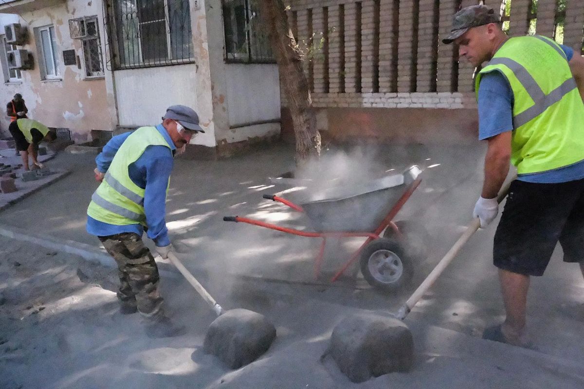 У театра оперы и балета обновляют дорогу и тротуары У театра оперы и балета обновляют дорогу и тротуары