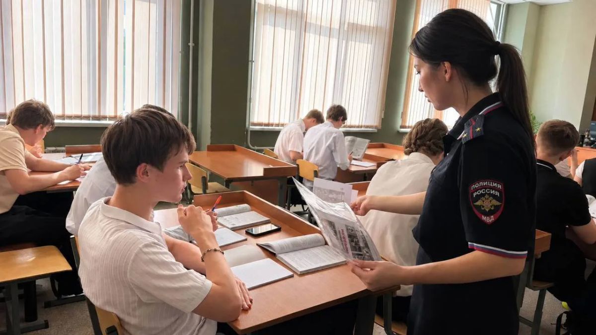 В Астрахани более 300 школьников приняли участие в уроках безопасности от транспортных полицейских