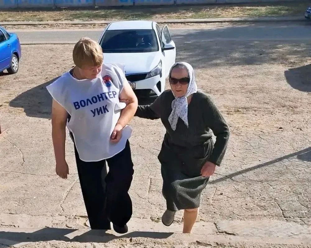 Около 1700 астраханских волонтёров помогают избирателям в дни голосования Около 1700 астраханских волонтёров помогают избирателям в дни голосования