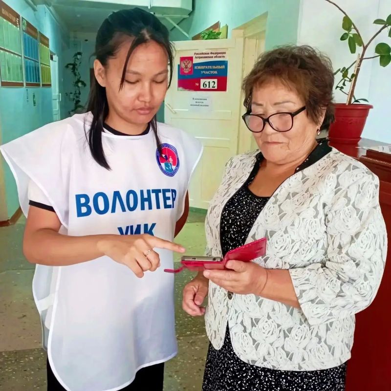Около 1700 астраханских волонтёров помогают избирателям в дни голосования Около 1700 астраханских волонтёров помогают избирателям в дни голосования