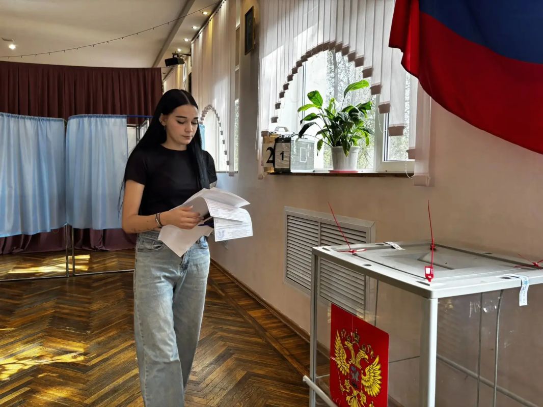 Выпускница астраханского соццентра впервые проголосовала на выборах Выпускница астраханского соццентра впервые проголосовала на выборах