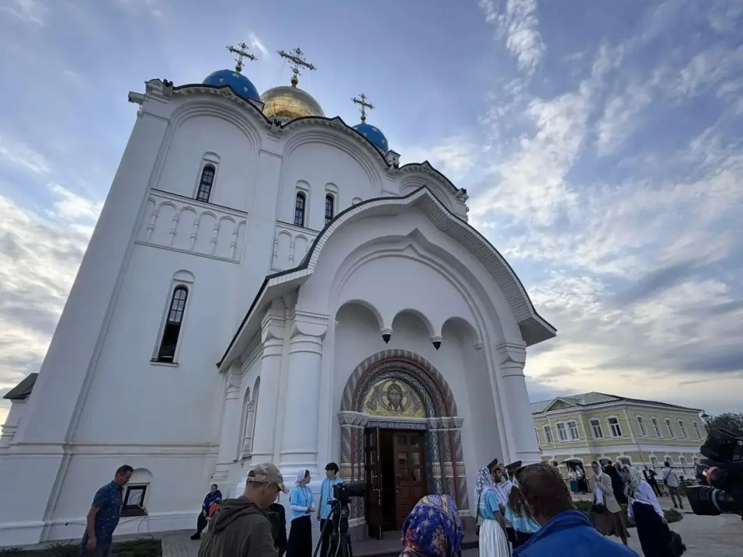 Патриарх Кирилл освятил храм Благовещения Пресвятой Богородицы Благовещенского монастыря в Астрахани Патриарх Кирилл освятил храм Благовещения Пресвятой Богородицы Благовещенского монастыря в Астрахани