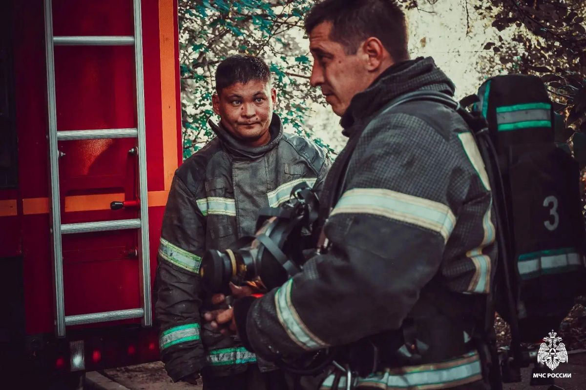 Астраханские огнеборцы вызволили из горящего дома троих детей и женщину Астраханские огнеборцы вызволили из горящего дома троих детей и женщину