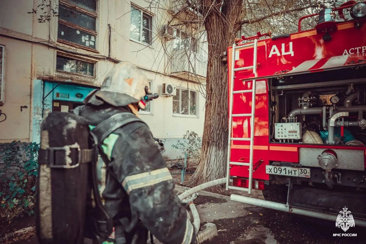 Астраханские огнеборцы вызволили из горящего дома троих детей и женщину Астраханские огнеборцы вызволили из горящего дома троих детей и женщину