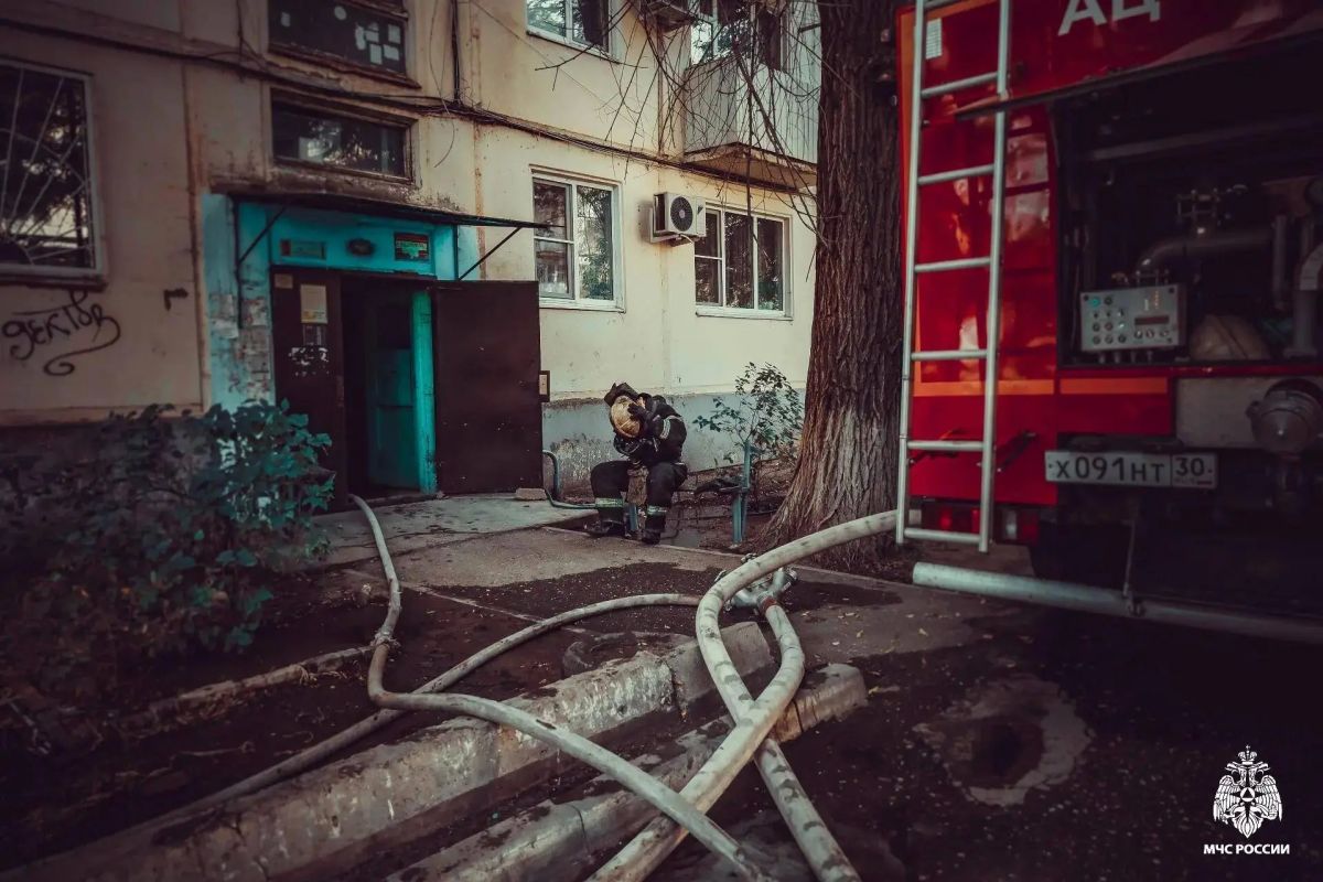 Астраханские огнеборцы вызволили из горящего дома троих детей и женщину Астраханские огнеборцы вызволили из горящего дома троих детей и женщину