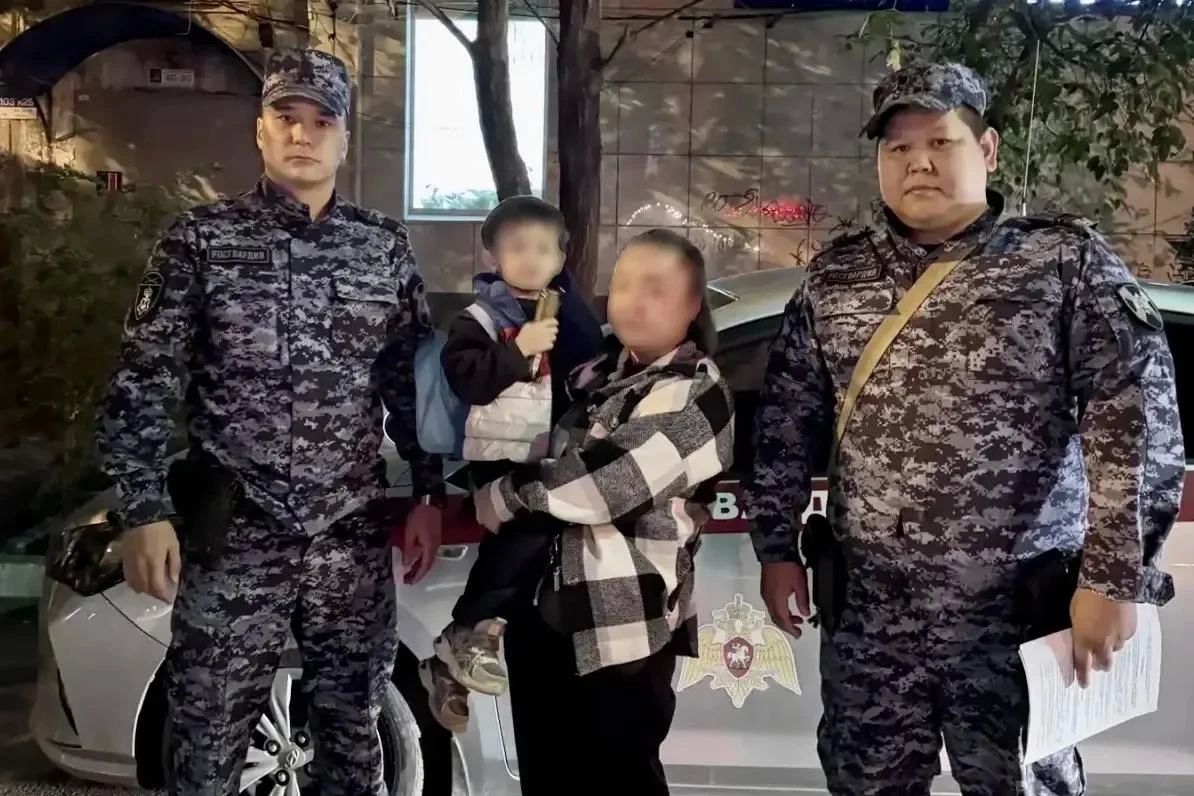 В Астрахани росгвардейцы вернули домой потерявшегося 4-летнего малыша