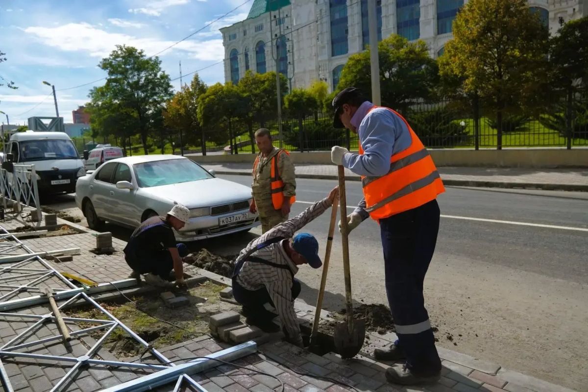 На улице Коммунистической завершают установку километрового леерного ограждения На улице Коммунистической завершают установку километрового леерного ограждения
