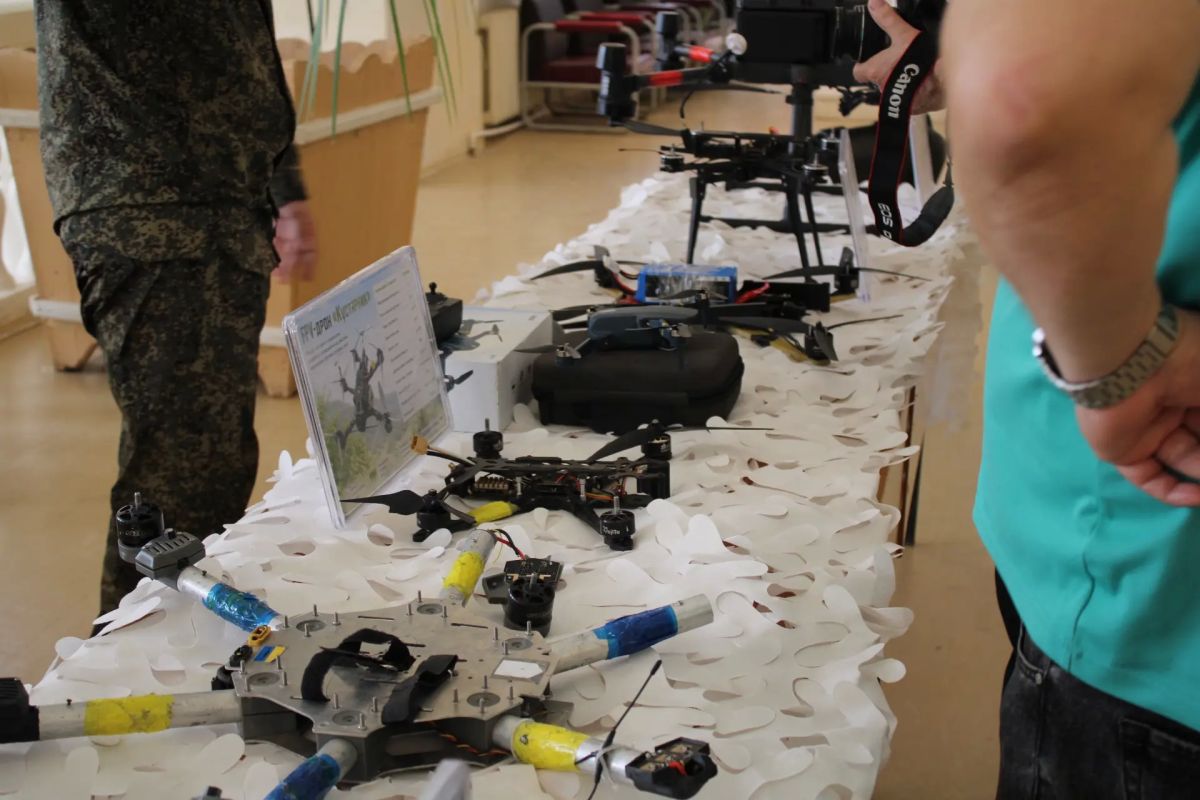 12 октября в зале администрации Ахтубинского района представители Южного военного округа провели встречу с призывниками, рассказывая о службе в войсках беспилотных систем 12 октября в зале администрации Ахтубинского района представители Южного военного округа провели встречу с призывниками, рассказывая о службе в войсках беспилотных систем