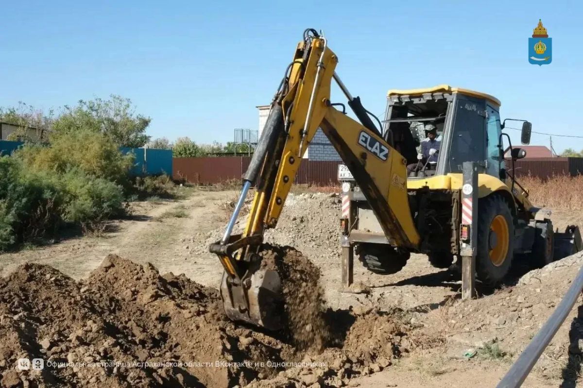 В поселке Подчалык Астраханской области прокладывают водопровод