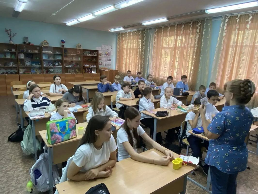 Школьники города Знаменска Астраханской области подготовили обереги для бойцов Школьники города Знаменска Астраханской области подготовили обереги для бойцов