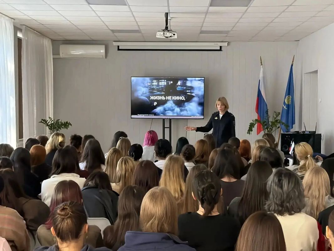 Полицейские провели антинаркотическую беседу со студентами колледжа Полицейские провели антинаркотическую беседу со студентами колледжа