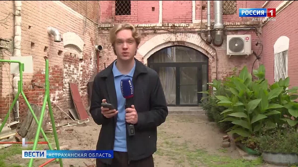 Сырость, плесень и трещины угрожают старинному зданию в центре Астрахани