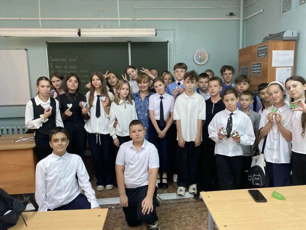 Школьники города Знаменска Астраханской области подготовили обереги для бойцов Школьники города Знаменска Астраханской области подготовили обереги для бойцов