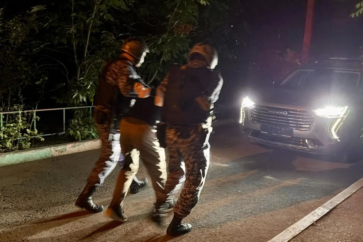 В Астрахани мужчина разбил стеклопакет в больнице и провоцировал врача на драку В Астрахани мужчина разбил стеклопакет в больнице и провоцировал врача на драку