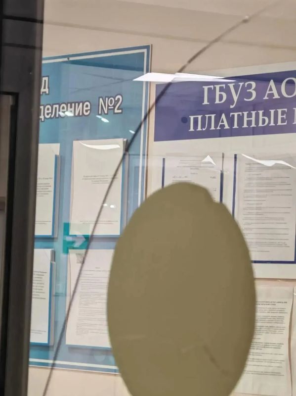 В Астрахани мужчина разбил стеклопакет в больнице и провоцировал врача на драку В Астрахани мужчина разбил стеклопакет в больнице и провоцировал врача на драку