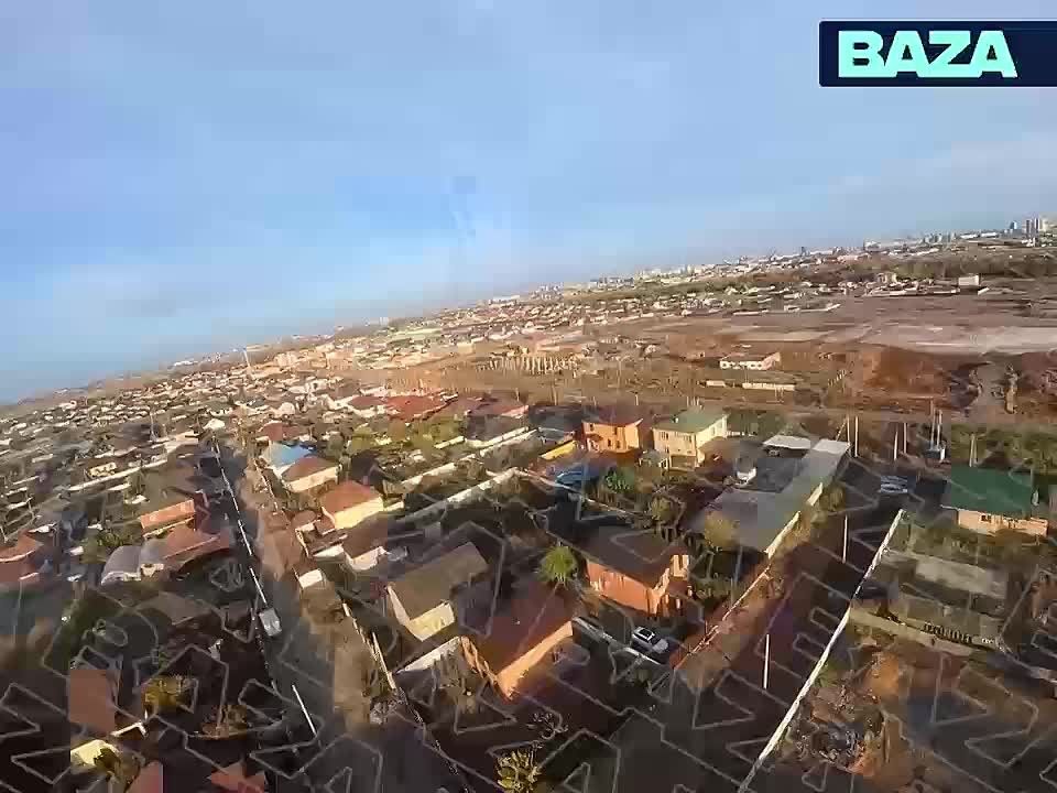 «Здравствуйте, а стремянка у вас есть?» — под Астраханью парашютист приземлился прямо на крышу жилого дома