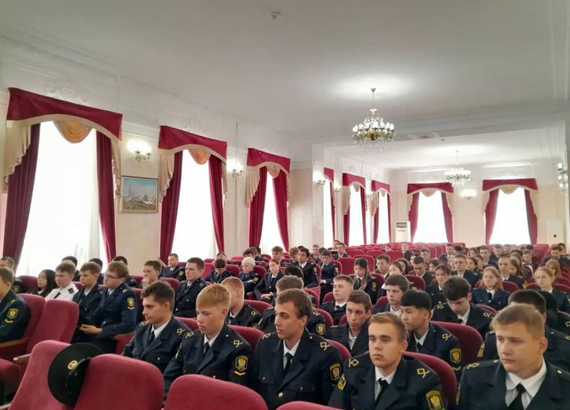 Полицейские провели встречу со студентами: профилактика правонарушений и кибербезопасность Полицейские провели встречу со студентами: профилактика правонарушений и кибербезопасность
