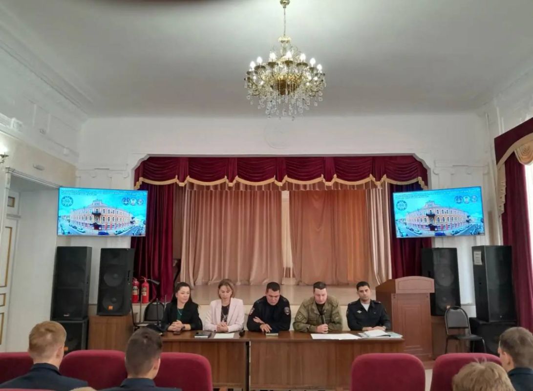 Полицейские провели встречу со студентами: профилактика правонарушений и кибербезопасность Полицейские провели встречу со студентами: профилактика правонарушений и кибербезопасность