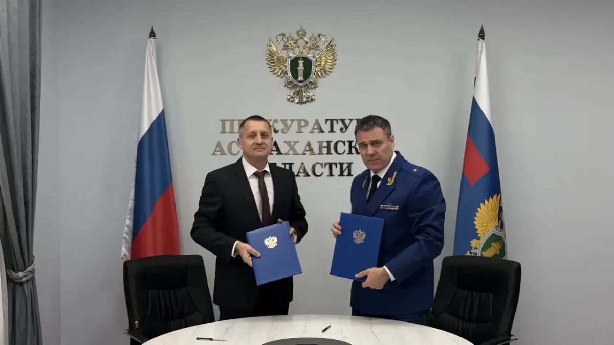 Прокурор Астраханской области Александр Гулягин и директор Федерального государственного бюджетного учреждения «Астраханская лаборатория судебной экспертизы Министерства юстиции Российской Федерации» Александр Петров... Прокурор Астраханской области Александр Гулягин и директор Федерального государственного бюджетного учреждения «Астраханская лаборатория судебной экспертизы Министерства юстиции Российской Федерации» Александр Петров...