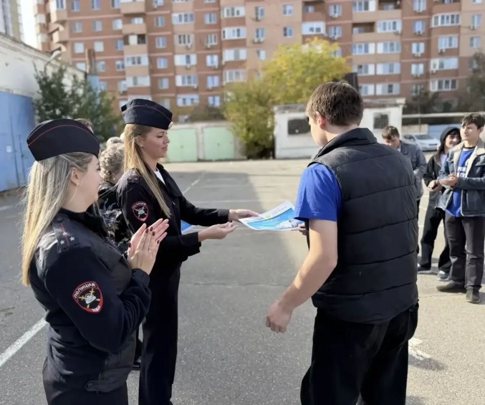 В Астраханской области дорожные полицейские поздравили водителей с Днём автомобилиста В Астраханской области дорожные полицейские поздравили водителей с Днём автомобилиста