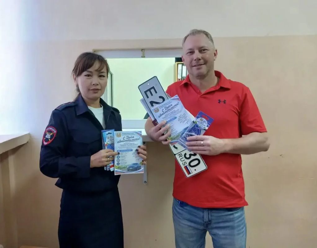 В Астраханской области дорожные полицейские поздравили водителей с Днём автомобилиста В Астраханской области дорожные полицейские поздравили водителей с Днём автомобилиста